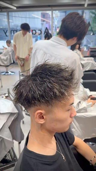 twisp+jet+skinfade(ツイストスパイラル,ジェットモヒカン,スキンフェード)

刈り上げはスキンフェードでさっぱり男らしく
毎日の朝のセットが楽になります 