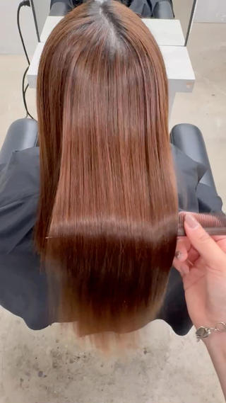 髪質改善ストレート
うねり、くせ、パヤパヤ、ボリューム、、、
気になりますよね
ストレートを当てるだけで、次の日からそのストレスからおさらばです
朝起きた時
ドライヤーをした後
汗をかいた時
湿気がすごい時
うねる、広がる髪を縮毛矯正で扱いやすくしていきましょう
ストレートを当てると、サラツヤになるので、手触りもよく、風になびく美髪になれます
ストレートをあてて、次の日から世界変えちゃいましょう!