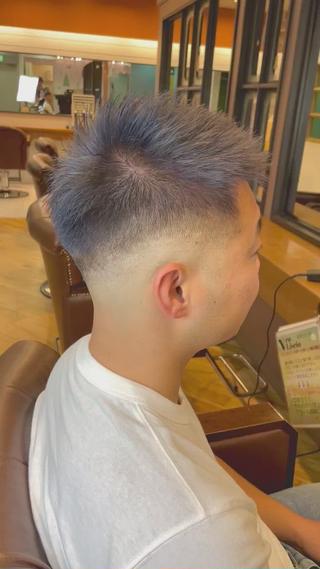 メンズフェードカットONシルバーカラー!
シルバー系は同じ男として憧れがあります。
一度はやってみたいですよね