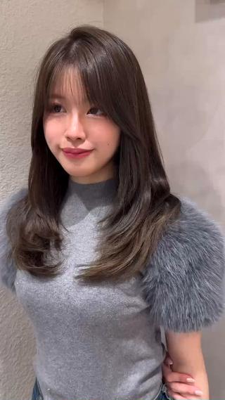 韓国風ヘアは顔まわりのレイヤーやくびれシルエットで、自然に小顔見えが叶うのが魅力。巻いたときにふんわり動きが出て、抜け感たっぷりな今っぽいスタイルに仕上がります。前髪やおくれ毛とのバランスも大切で、ナチュラルなのにしっかり垢抜け。ストレートでもまとまりやすく、毎日のスタイリングも楽ちんです!