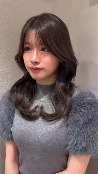韓国風ヘアは顔まわりのレイヤーやくびれシルエットで、自然に小顔見えが叶うのが魅力。巻いたときにふんわり動きが出て、抜け感たっぷりな今っぽいスタイルに仕上がります。前髪やおくれ毛とのバランスも大切で、ナチュラルなのにしっかり垢抜け。ストレートでもまとまりやすく、毎日のスタイリングも楽ちんです!