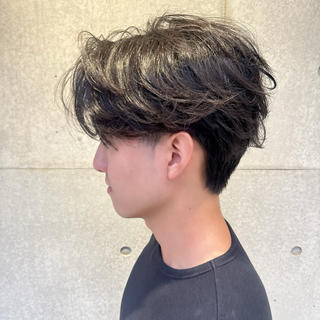 センターパートカット×毛流れパーマ
○サイドは耳に少しかかる長さを残しつつ、バックは締めてあるのでシルエットがきれい。
○トップと前髪に程よい動きが出て、柔らかい印象になっています。
○ ワックスやバームでラフに仕上げると、より軽さや束感が強調されます。