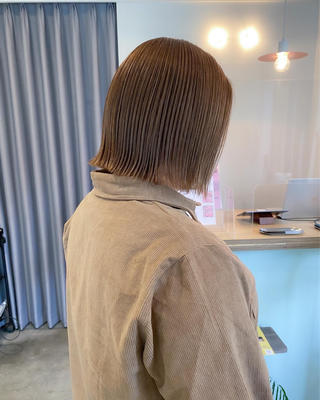 sheer beige/ブリーチなし/明るさ10トーン
ずっと明るめカラーを繰り返してベースを作っていくとブリーチなしでも透け感、くすみ感が溢れ出ます
春本番
お洒落をぜひアップデートさせて下さい
#藤沢美容室
#藤沢カラー
#ブリーチなしベージュ
#ぷつっとボブ