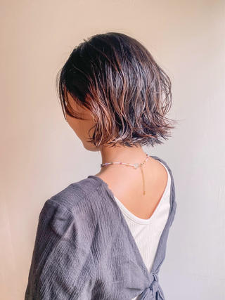 顎ラインの切りっぱなしミニボブ× nuance perm
上からクルクル、、より少し大きめのカールの動きがポイントです
︎直毛でペタッとなりやすい髪質の方
︎初めてパーマヘアに挑戦したい方
︎朝のスタイリング時間を短くしたい方
過去にブリーチ(全頭の他にハイライトやインナーカラーも)、縮毛矯正、酸熱トリートメントの施術をされた状態ですとパーマ施術は出来かねます。
綺麗な髪の毛を守るためです。ご理解の程よろしくお願い致します。