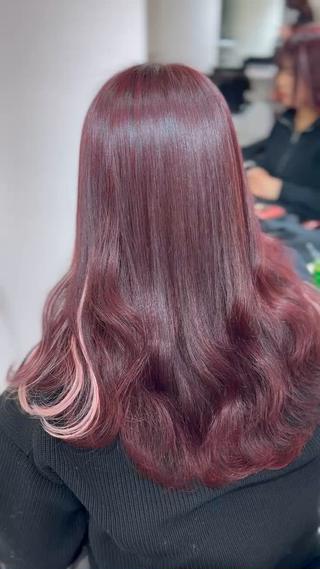 red×pink♡
ブリーチなしで最大限に明るいred colorに
インナーにはシールエクステでポイントにpinkを
当店ではエクステをカラバリ豊富に取り揃えております
初めてエクステをつける方にもインナーエクステはオススメです
目安として片側3〜5本つけています