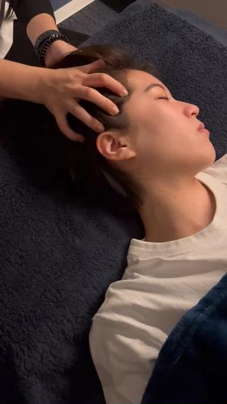眼精疲労でお疲れの方は、側頭筋を入念にほぐしていきます
*動画撮影のため、照明がついておりますが、実際の施術は照明を落とし、目元を隠させて頂きます
#ヘッドスパ#ドライヘッドスパ大阪#ヘッドスパ京橋#小顔#リフトアップ#ヘッドマッサージ#足ツボ#整体#肩こり
#頭痛