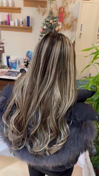 ロング カラー 福井 珠乃のヘアスタイル