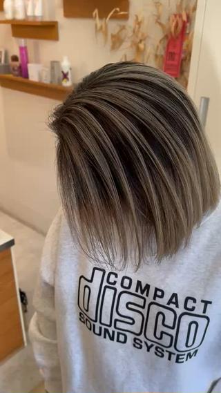 ミディアム カラー 福井 珠乃のヘアスタイル