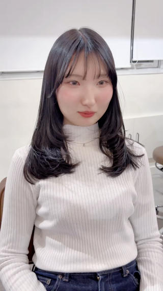 胸下ロングからレイヤーカットでイメチェン
お顔周りにしっかりレイヤーが入ったことで
軽さも出て華やかさもでてくれます