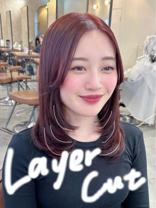顎下からのたっぷりレイヤーと
大人気のチェリーレッドカラー
ブリーチなしでもこんなに色味がでてくれます
お客様のライフスタイルに合わせて
スタイルのご提案をさせて頂きます