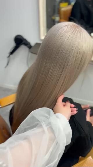 ロング カラー 楢本 莉子のヘアスタイル