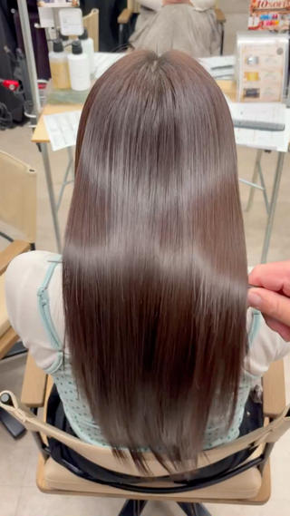 いつも美容室でトリートメントをしてもあまり効果を感じれなかった方へ
髪質改善トリートメントは髪の芯を作るトリートメントで、
カラーの前に施術してカラーの定着を高めてくれます!
色持ちと、トリートメント持続力が圧倒的に変わります。
冬の乾燥に備えて美髪を手に入れましょう!