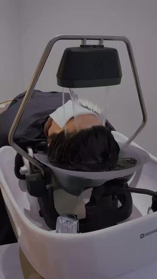 睡眠不足、目•頭の使いすぎは血流の巡りが悪くなり
眼精疲労の原因に。
かすみ目やドライアイ、目の奥がピクピクする症状がでてきます。
頭浸浴は血流を促進するのにとても効果的です♪
ご希望の方は炭酸湯を【目】から浴びて、筋肉を温めることができます♪
気になる方はご相談ください