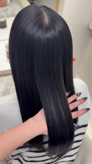 Korean black ♡
光に当たると艶感ましましです!
トリートメントなしでこのツヤ感
オンカラーのみのメニューです。