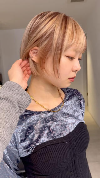 ココアブラウンのローライトがすごく可愛いです
ハイトーンにあきてきた方は少しデザインを入れるのがおすすめです