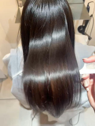 毛先までツヤツヤで、思わず触れたくなるような髪へ
パサつき・広がり・ダメージが気になる方はぜひお任せください!
多毛でまとまりにくい方や、ブリーチ毛の方も大歓迎◎
指通りなめらかな、ツヤのあるまとまり髪を目指します