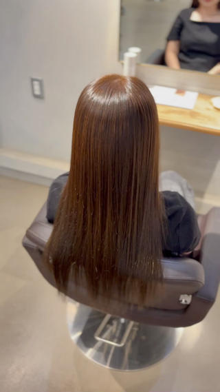 「シンプルだけど、一番きれいを引き出せる“ワンカラー”
ブリーチなしでも、透明感のある柔らかい仕上がりに。
落ち着いたトーンなら大人っぽく上品に、
明るめなら軽やかで抜け感のある印象に。
同じワンカラーでも色味次第で雰囲気はガラッと変わります
複雑なデザインカラーも素敵ですが、
ワンカラーは髪本来のツヤや質感を最大限に引き出せるのが魅力。
季節やライフスタイルに合わせて、あなたに似合うカラーを提案します
髪色を変えたいけど迷っている方、まずはワンカラーからぜひ!」
