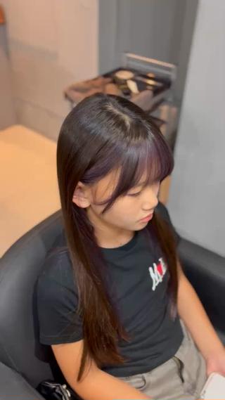 「シンプルだけど、一番きれいを引き出せる“ワンカラー”
ブリーチなしでも、透明感のある柔らかい仕上がりに。
落ち着いたトーンなら大人っぽく上品に、
明るめなら軽やかで抜け感のある印象に。
同じワンカラーでも色味次第で雰囲気はガラッと変わります
複雑なデザインカラーも素敵ですが、
ワンカラーは髪本来のツヤや質感を最大限に引き出せるのが魅力。
季節やライフスタイルに合わせて、あなたに似合うカラーを提案します
髪色を変えたいけど迷っている方、まずはワンカラーからぜひ!」