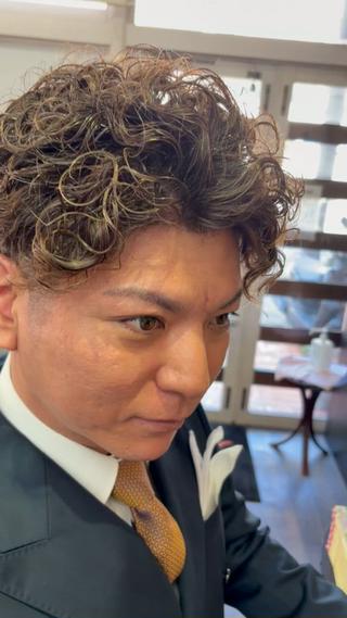 毛先からしっかり巻いたスパイラルパーマ
カラーはハイライトカラーを入れてパーマを協調させるのと伸びてもプリンにならないのでカラーが長持ちします。
セットはツヤのでるパワーオイルでセット 