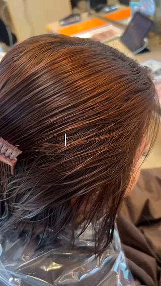 根元の黄色味を感じるところや毛先のグリーン感を消して、かわいいピンクブラウンへ