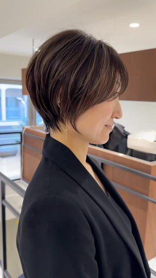 ショートヘアは、カットと縮毛矯正のバランスが仕上がりを大きく左右します。
骨格・髪質・クセを見極め、自然な丸みを残したショートスタイルをご提案します
朝まとまらない
広がる・うねる
縮毛矯正をするとペタンとなる
そんなお悩みがある方はぜひ一度ご相談ください
