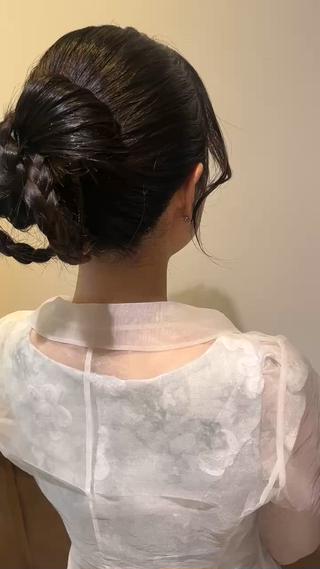 前からのシルエットはタイトですが、
後ろのアレンジは三つ編みをいれ、可愛く♡