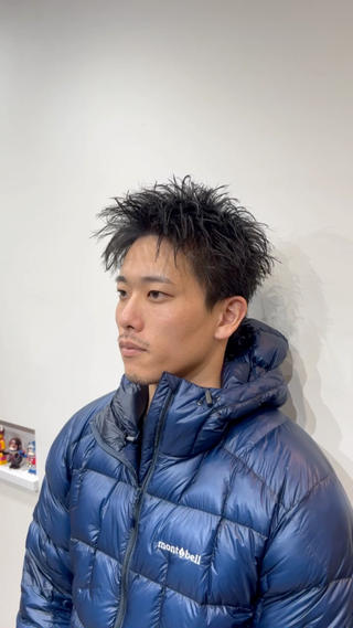 スパイキーアップバング!!
今流行りのスタイルです!
スパイキーショートよりトップを残し、
アップバングよりのセットでカッコよく決まります!
アップバングよりサイドを重く残すので骨格矯正が可能です!