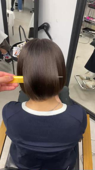 ・雨の日、自分の髪見るの嫌な人
・うねり・広がり・パサつきに悩む全女性
・湿気でボサボサになるストレス
・毎朝アイロンに時間をかけている人
・髪のせいで自信なくなるの人
・「癖毛」だから諦めてる人
もうその毎日終わりにしませんか?
「darts」の縮毛矯正は、髪全体を同じ薬剤で施術することはありません。
前髪・顔まわり・毛先・内側など、クセの強さやダメージレベルを見極めながら部位ごとに薬剤を細かく調整しています!
「縮毛矯正=傷む」というイメージを持たれている方も多いですが、必要以上に負担をかけないことで柔らかく自然な仕上がりに◎