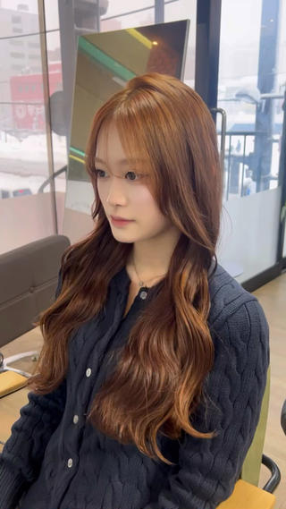 ブリーチ無しで出来る明るいbrown ⋆˙⟡
┈┈┈┈┈┈┈┈┈┈┈┈┈┈┈┈┈┈┈┈
☆期間限定で明るくしたい
☆ブリーチでダメージするのが怖い
☆縮毛矯正履歴がある
かたにオススメです️
ダメージも最小限で明るくできるので是非!!
Instagram : yori_kokoro
