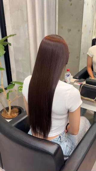 この動画に一切加工無し
カラー×トリートメントで完成される"艶カラー"
私のイチオシメニューです
カラーと同時に行う髪質改善トリートメントで、髪の内部までしっかり補修
ダメージをケアしながら潤いを閉じ込めるので、指通りなめらか・まとまりのある髪に
色持ちも良くなり、サロン帰りの艶が長続きします
カラーのデザイン性 × トリートメントの美髪効果
その両方を叶えるのが“艶カラー”です