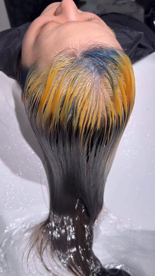 salon work ・:*+.
ルーツカラー × ポイントカラー × ライトブルー
ルーツカラーにポイントカラーで
ライトブルーをデザインしました♪♪
ルーツカラー / グラデーションカラー / ライトブルー
デザインカラー / コントラストカラー /ダブルカラー