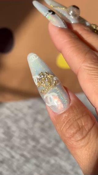 Xmas×WhiteにCHANELネイル
左薬指と右中指には手作りオーナメント
キティーちゃんもいて全部が可愛く仕上がりました 