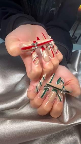 Xmasnail
左右違うカラーだけど一目でクリスマスがわかりますね 