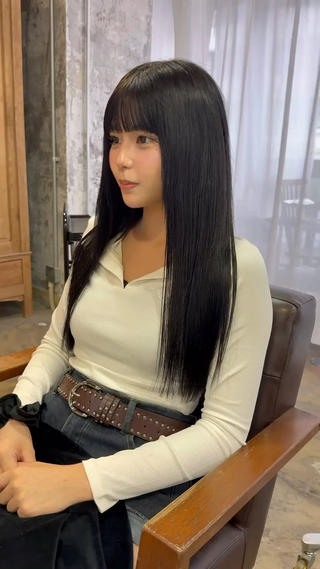 「髪、伸ばしかけで止まってない?」
「髪をもっと伸ばしたいけど、時間がかかる…」
「ロングにしたいけど、地毛だとボリュームが出ない」
そんな悩み、シールエクステで解決できます
【シールエクステが選ばれる理由】
◎ 地毛にしっかりなじむから、エクステ感がバレにくい
◎自然にボリューム・長さをプラスできる
◎ 巻いたときにしっかり動きが出るから“盛れ感”も抜群
◎地毛は傷めず、カラーチェンジやイメチェンが楽しめる
「派手すぎず、でもちゃんと盛れる」
そんな今っぽロングが手に入ります!
韓国風のナチュ盛れ、ギャルっぽな巻きスタイル、
どっちもバランスよく叶えるスタイルをご提案します