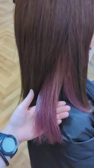 ピンクのインナーカラー×ベージュブラウンでツヤ髪