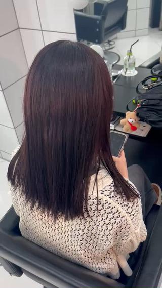 ワンカラーで作るワインレッド
ブルベ夏の方などは深いワインレッドにすることで肌がより白く見えたり、大人っぽく見えます️
またTOKIOトリートメントの効果で、カラーのクオリティが上がるのはもちろん、乾かすだけででサラッとまとまる、手触りが良くなる、カラーのもちがよくなるなどの効果があります是非1度体感してみてください