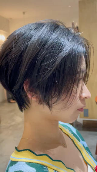 ミディアムくらいの長さからのばっさりショートに!
コンパクトに短く!クールさと女性らしさも兼ね備えたいいとこ取りなスタイル
