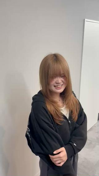 今のトレンドは「軽やかな動き」
最近オーダーが急増しているのが、この顔周りに段を入れたレイヤーカット。
「長さは変えたくないけれど、雰囲気を変えたい」「髪が重たく見えてしまう」という方にぴったりのスタイルです。 