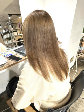 グレージュカラー

1ブリーチ〜2ブリーチ
明るくしすぎたくない人向けです

#ブリーチカラー
#ブリーチモデル
#カラーモデル
#ベージュカラー
#髪質改善
#グレージュカラー
#パールカラー 