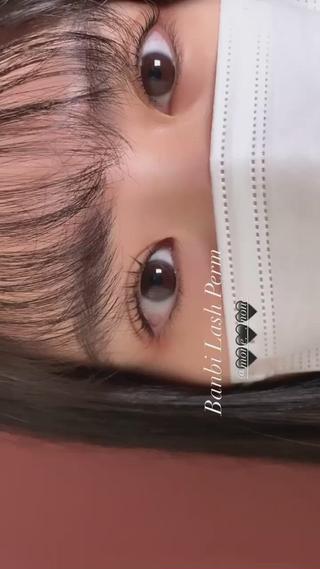 Banbi Lash Perm
根本が瞼に埋もれやすい方、
パリジェンヌのようなパキッとした仕上がりが苦手な方におすすめのバンビラッシュパーマ
目元の丸みに沿わせることができるので、
セパレートした可愛らしい目元に。
他店の毛先のパーマと違い、
根本も立ち上げながら緩やかに毛先を
カーブさせるのが特徴です!