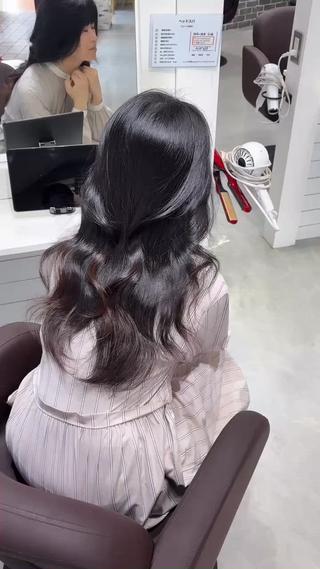 今回のお客様は、
お顔周りにしっかりレイヤーを入れて、巻いても可愛いスタイルに仕上げました
骨格やお顔立ちに合わせて、
重たく見えやすい部分は軽さを出しつつ、
動きが出る位置にレイヤーを入れることで
ストレートでも巻いてもバランスの良いデザインに◎
仕上げはコテでゆるく巻くだけで、
毛先が自然に動いてくれるので
毎日のスタイリングも楽になります