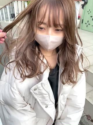 ★表面はブリーチなしのミルクティーベージュ
★インナーカラーはブリーチ1回のホワイトミルクティー
縮毛矯正履歴もありますがブリーチ1回であれば可能です◎ 