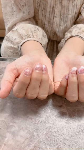 マグネットネイルは、指先を動かすと、このようにひかりが動いているようにえるので、
動きがあってまたそれも楽しめますし綺麗です^^