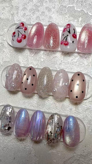 ˗ˏˋ 5月Monthly Design ˎˊ˗
cres nail の新作サンプルが完成しました 𓍯
初夏の陽射しや梅雨の季節にぴったりの
「大人かわいい」3つのスタイルです ✧︎*。
Cherry & Magnet
今が旬のさくらんぼ 𓂃 シアーなピンクと
奥行きマグネットで大人っぽく。
Lace & Dot
清潔感のあるベージュに繊細なレース。
オフィスにも馴染む上品なデザイン 𓇢
Aurora Purple
紫陽花のような透明感マグネット。
立体的なラインが涼しげなアクセントに ✧︎