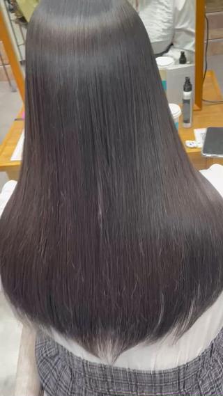 鏡面級のツヤ髪
乾かすだけでこのまとまりとツヤ感。
クセ・広がり・パサつきでお悩みの方におすすめです◎
ダメージを最小限に抑えながら、自然で柔らかい質感に仕上げています。

クセ・広がりにお悩みの方はぜひ一度ご相談ください
髪質・履歴に合わせて薬剤選定し、ツヤとまとまりを叶えます。
ミニモからのご予約お待ちしております！

 