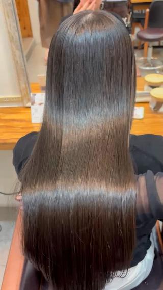 【自然に柔らかくまとまる酸性ストレート】
元の髪の毛がこのように艶々に変化する施術です^^
トリートメントとは違い、髪の毛の形を変える技術ですので、ダメージは隣り合わせです。しっかりとケア方法をお伝えしています^^
毎日ツヤサラ髪をキープできるので気分も上がります^^
menu
酸性ストレート×ダークグレー