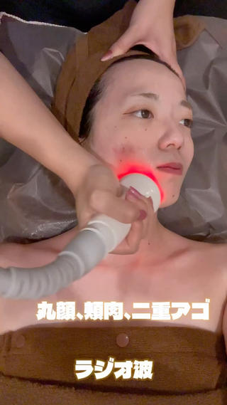 最新マシンのご紹介
《ウルトランスフォーマー》

続いて、ラジオ波のご紹介！

ラジオ波で深層から温めることでコラーゲン生成が促進され、たるんだ肌が引き締まります

脂肪燃焼をサポートし、顔のむくみを軽減してシャープなフェイスラインに導きます

これからどんどん寒くなりますが、冷えの改善にも効果的です

顔と首のコリを改善し、たるみやシワを予防する効果も期待できます️
 
