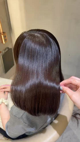 ナチュラルで可愛いhair
layerだからできる特別なくびれ巻き♡
艶感たっぷりのbrown
どこか可愛いhairをお届けします
#レイヤーカット#透明感カラー#顔まわりレイヤー#艶カラー#髪質改善#オリーブベージュ#マロンブラウン#ミディアムレイヤー