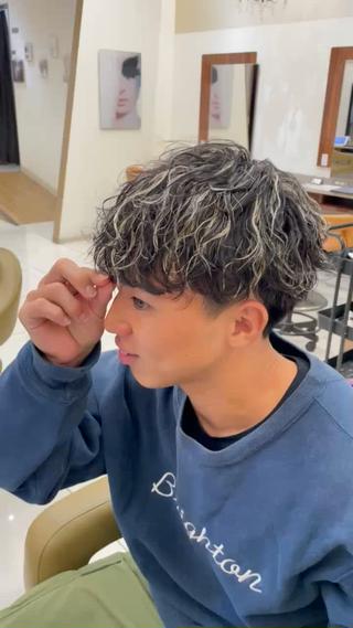 カット＋ホワイトメッシュ＋特殊パーマ(波巻きパーマ)

ホワイトメッシュはベースに寄って抜け具合が異なりますのでそちらはご相談の形にさせていただいております！

かっこいいメンズスタイルでチヤホヤされましょう！ 