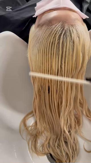 セミロング カラー shio ハイトーン 💗【福岡天神】のヘアスタイル